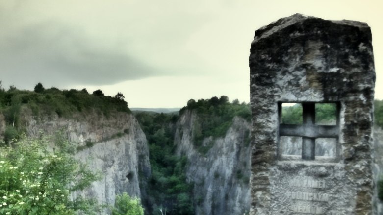 Nacistická a komunistická totalita zanechala své stopy nejen na „velké scéně“ dějin Česka, ale také v krajině, v opuštěných továrnách, zaniklých vesnicích, pracovních táborech nebo na hřbitovech. Právě na materiální otisky kritických desetiletí 20. století se zaměří nový výzkumný projekt Zdivočelá země, který se svým názvem hlásí ke stejnojmennému románu i televiznímu seriálu.